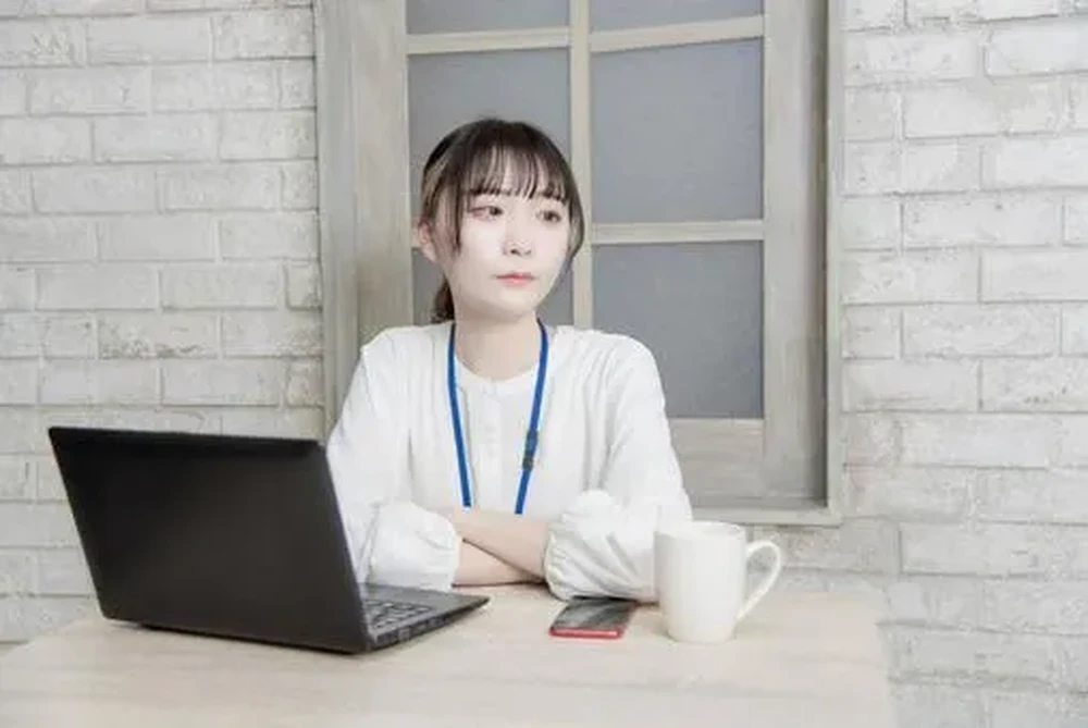 悲しいな気持ちで立ち止まる女性